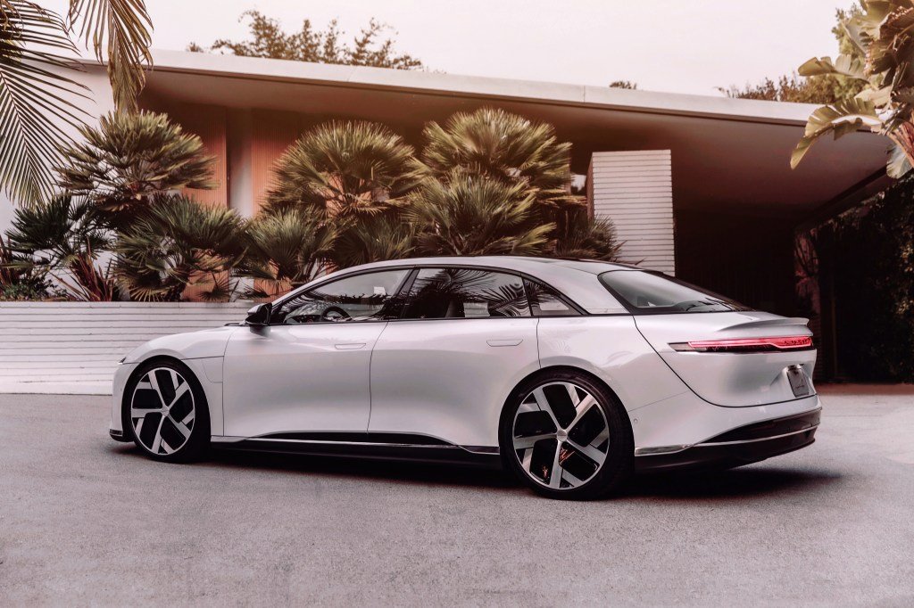 Lucid Motors lập kỷ lục mới về việc giao các xe điện khi tìm kiếm 'vận tốc thoát'